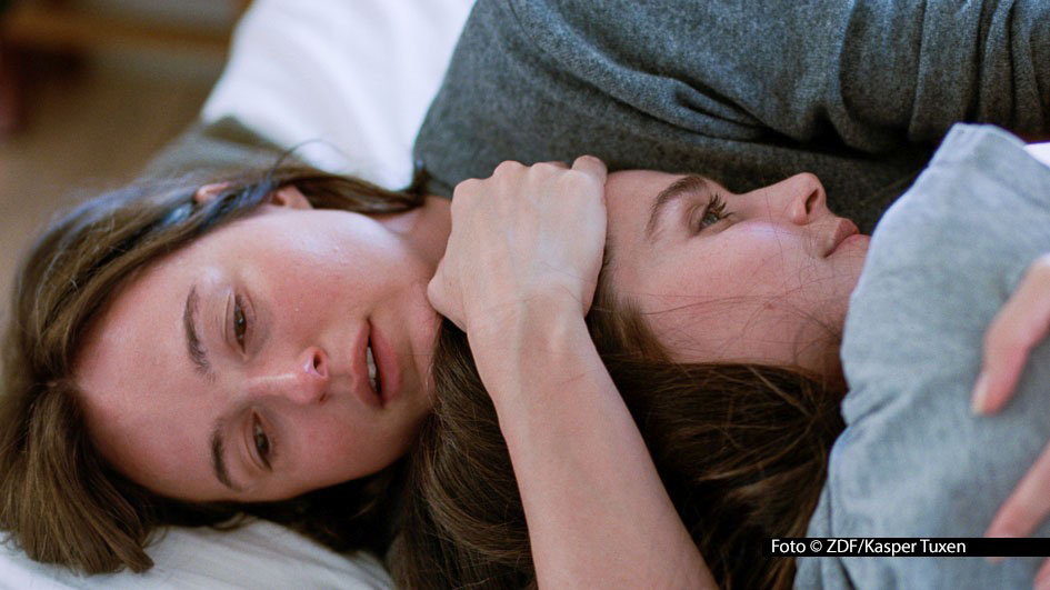 Weit über 200 Filme laufen bei der 78. Ausgabe des Locarno Film Festivals, die am 6. August. Im Open-Air-Programm auf der Piazza Grande wird u.a. Joachim Triers jüngste Regiearbeit „Sentimental Value“ mit Renate Reinsve und Inga Ibsdotter Lilleaas gezeigt. Foto © ZDF/Kasper Tuxen