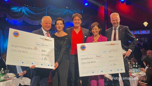 TV-Journalistin Sandra Maischberger führte als Moderatorin durch die „LöwenHerzGala“ des Lions Clubs Berlin, bei der u.a. auch Entertainer Matze Knop auftrat. Die von ihm mitpräsentierte Auktion brachte 118.000 Euro Spendengelder ein, mit denen Projekte für Kinder und Jugendliche unterstützt werden. (Foto: smalltalk)