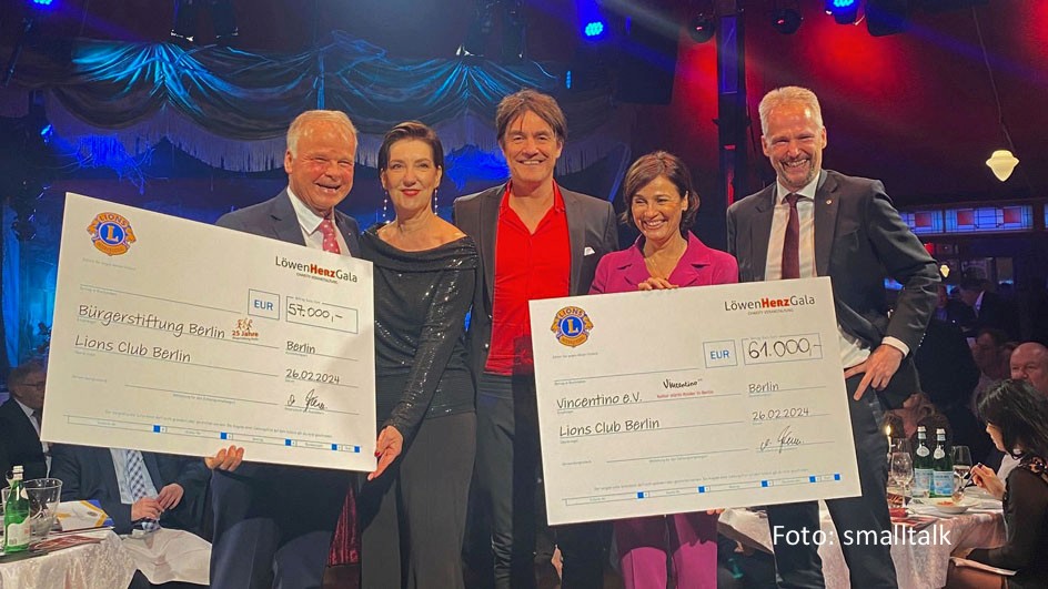 TV-Journalistin Sandra Maischberger führte als Moderatorin durch die „LöwenHerzGala“ des Lions Clubs Berlin, bei der u.a. auch Entertainer Matze Knop auftrat. Die von ihm mitpräsentierte Auktion brachte 118.000 Euro Spendengelder ein, mit denen Projekte für Kinder und Jugendliche unterstützt werden. (Foto: smalltalk)