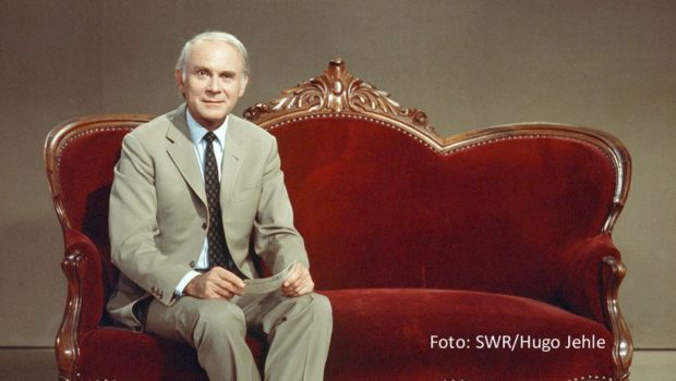 Das berühmte rote Sofa darf natürlich nicht fehlen, wenn die ARD im Vorfeld des 100. Geburtstags von Vicco von Bülow alias Loriot an den großen Humoristen erinnert. Im Mittelpunkt des Themenabend am 6. November steht die neue Dokumentation „Loriot100“ von André Schäfer. (Foto:SWR/Hugo Jehle)