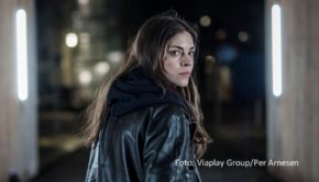 Ab dem 1. August ist die dänische Krimiserie „Lost: Schatten der Vergangenheit“ in Deutschland exklusiv bei MagentaTV verfügbar. Natalie Madueño spielt darin die Profilerin Louise, die sich undercover in einer mysteriösen Kommune einquartiert, um einen komplizierten Fall zu lösen. (Foto: Viaplay Group/Per Arnesen)