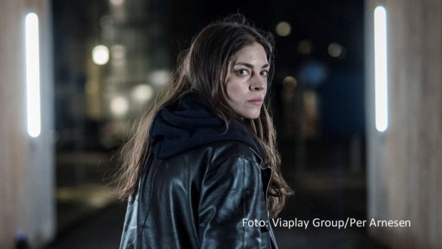 Ab dem 1. August ist die dänische Krimiserie „Lost: Schatten der Vergangenheit“ in Deutschland exklusiv bei MagentaTV verfügbar. Natalie Madueño spielt darin die Profilerin Louise, die sich undercover in einer mysteriösen Kommune einquartiert, um einen komplizierten Fall zu lösen. (Foto: Viaplay Group/Per Arnesen)