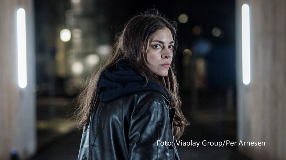 Ab dem 1. August ist die dänische Krimiserie „Lost: Schatten der Vergangenheit“ in Deutschland exklusiv bei MagentaTV verfügbar. Natalie Madueño spielt darin die Profilerin Louise, die sich undercover in einer mysteriösen Kommune einquartiert, um einen komplizierten Fall zu lösen. (Foto: Viaplay Group/Per Arnesen)