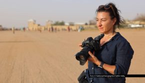 Am 7. November feiert die Dokumentation „Love+War – Zwischen Krieg und Familie“ bei National Geographic Premiere. Der Film blickt auf das bewegende Leben der Kriegsfotografin Lynsey Addario und ihrem riskanten Spagat zwischen Arbeit und Familie. Foto © National Geographic/Caitlin Kelly