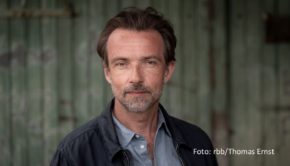 Derzeit laufen die Dreharbeiten zu einer Neuauflage der norwegischen Thriller-Serie „Die Augenzeugen“ für ARD Degeto und Servus TV. Hauptrollen spielen u.a. Nicolette Krebitz und Lukas Gregorowicz, der in diesem Monat auch zum letzten Mal als „Polizeiruf 110“-Ermittler zu sehen ist. (Foto: rbb/Thomas Ernst)