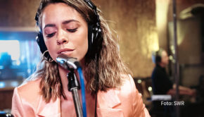 In der neuen Ausgabe ihrer „Carolin Kebekus Show“ kommt Comedienne Carolin Kebekus Astrologie-Hochstaplern auf die Schliche und kämpft mit Rommé gegen Schwurbler. Außerdem begrüßt sie am 27. April ab 22:50 Uhr auch Schlagerstar Vanessa Mai als Studiogast. (Foto: SWR)