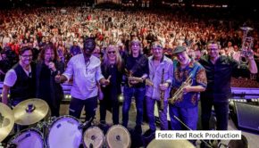 Das Musikerkollektiv Mandoki Soulmates, in dem Bandleader Leslie Mandoki u.a. Rock- und Jazzstars wie Al Di Meola, Tony Carey und Till Brönner versammelt hat, legt am 10. Mai ein neues Album vor. Das Konzeptwerk „A Memory of Our Future“ erscheint u.a. als komplett analog produzierte Doppel-LP. (Foto: Red Rock Production)