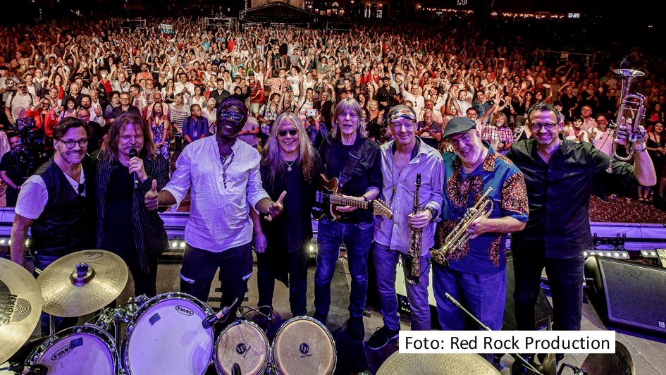 Das Musikerkollektiv Mandoki Soulmates, in dem Bandleader Leslie Mandoki u.a. Rock- und Jazzstars wie Al Di Meola, Tony Carey und Till Brönner versammelt hat, legt am 10. Mai ein neues Album vor. Das Konzeptwerk „A Memory of Our Future“ erscheint u.a. als komplett analog produzierte Doppel-LP. (Foto: Red Rock Production)