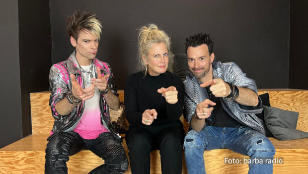 Barbara Schöneberger begrüßt diese Woche erstmals die Ehrlich Brothers bei „Mit den Waffeln einer Frau“. Die magischen Brüder sprechen über ihre Karriere und deren Anfänge. Außerdem erklären sie, warum eine eigene Show in Las Vegas für sie keine Option ist. (Foto: barba radio)