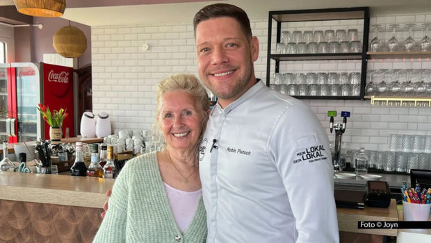 Ein zur Urlaubszeit passendes Camping-Spezial der Reihe „Mein Lokal, Dein Lokal“ steht ab dem 21. Juli bei Kabel Eins auf dem Programm. Host Robin Pietsch trifft darin u.a. Heike, die in ihrem Bistro an einem Campingplatz in der Nähe des Fehmarnsunds tibetanische Spezialitäten serviert. Foto © Joyn