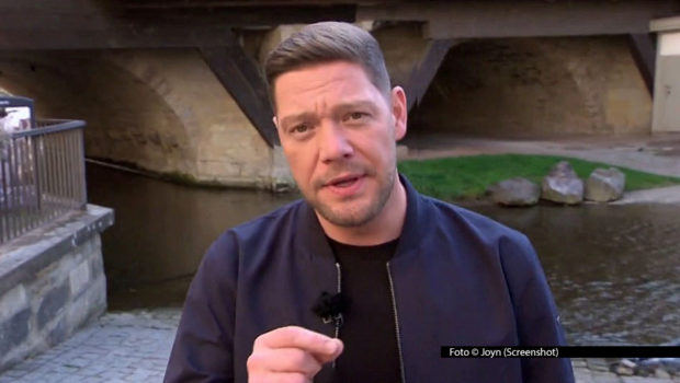 Zwei-Sterne-Robin Pietsch ist ab dem 9. März wieder als Wochen-Moderator für die Kabel Eins-Reihe „Mein Lokal, Dein Lokal“ im Einsatz. Fünf Gastronomen aus Thüringen stellen sich diesmal dem kulinarischen Wettbewerb. Los geht’s im „Kaukasischen Hof“ in Erfurt. Foto © Joyn (Screenshot)