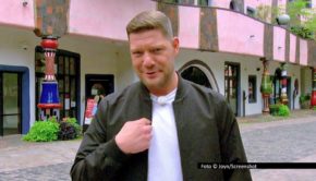 Am Hundertwasserhaus in Magdeburg beginnt am 1. Dezember der neue Einsatz von Robin Pietsch als Moderator der Kabel Eins-Reihe „Mein Lokal, Dein Lokal“. Der Zwei-Sterne-Koch aus dem Harz begleitet den kulinarischen Wettbewerb diesmal im heimischen Sachsen-Anhalt. Foto © Joyn/Screenshot