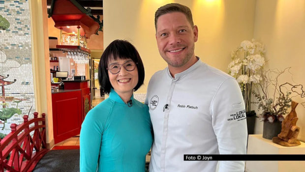 In der letzten Wettbewerbswoche des Jahres 2025 nehmen fünf Gastronomen aus dem Harz an der Kabel-Eins-Show „Mein Lokal, Dein Lokal“ teil. Host Robin Pietsch hat es dabei am zweiten Tag nicht weit: Das Geschehen spielt sich dann im „Orchidea Huong“ in seiner Heimatstadt Wernigerode ab. Foto © Joyn