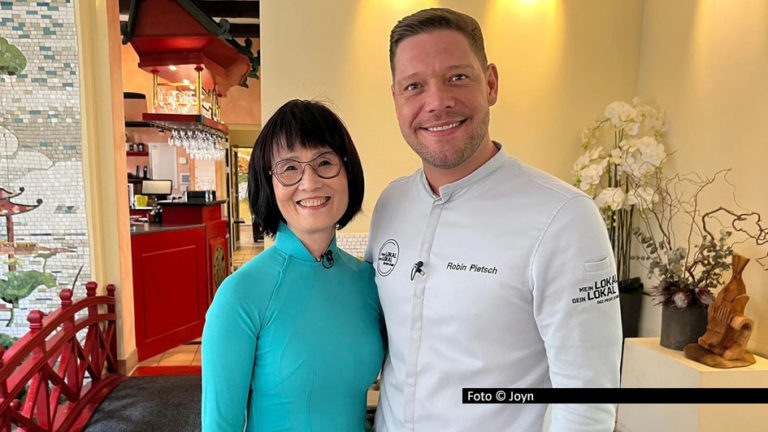 In der letzten Wettbewerbswoche des Jahres 2025 nehmen fünf Gastronomen aus dem Harz an der Kabel-Eins-Show „Mein Lokal, Dein Lokal“ teil. Host Robin Pietsch hat es dabei am zweiten Tag nicht weit: Das Geschehen spielt sich dann im „Orchidea Huong“ in seiner Heimatstadt Wernigerode ab. Foto © Joyn