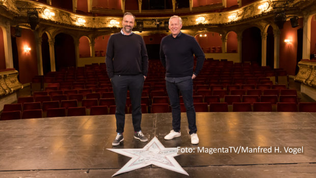 Seit dem 27. April gibt’s bei MagentaTV eine neue Ausgabe der Talkshow „Bestbesetzung“. Darin trifft sich Moderator Johannes B. Kerner mit dem Comedian Kurt Krömer. Es geht um Krömers Karriere, sein Leben als Familienvater und seine Depression. (Foto: MagentaTV/Manfred H. Vogel)