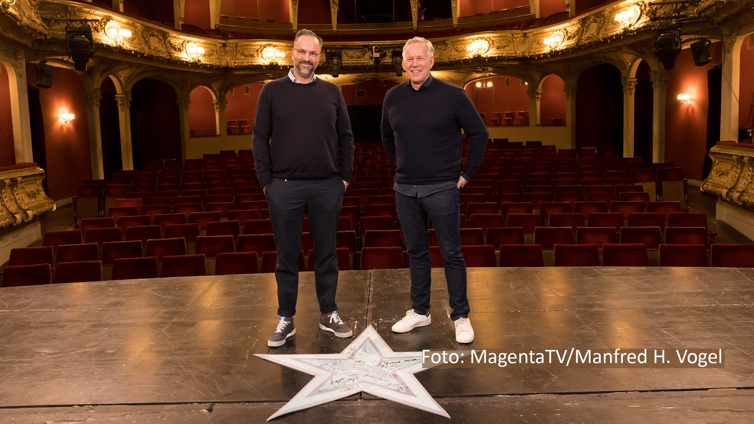 Seit dem 27. April gibt’s bei MagentaTV eine neue Ausgabe der Talkshow „Bestbesetzung“. Darin trifft sich Moderator Johannes B. Kerner mit dem Comedian Kurt Krömer. Es geht um Krömers Karriere, sein Leben als Familienvater und seine Depression. (Foto: MagentaTV/Manfred H. Vogel)