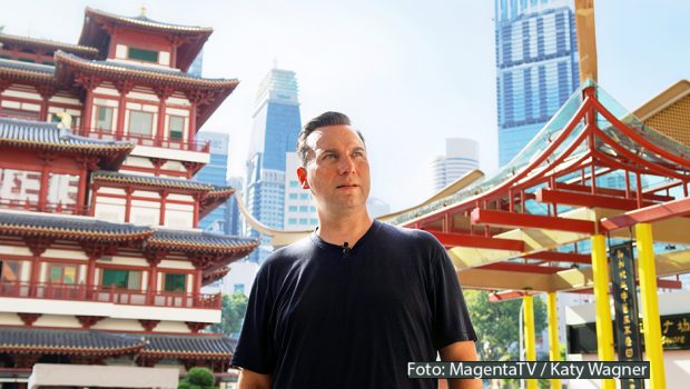 In der neuen Ausgabe des MagentaTV-Originals „Herr Raue reist! So schmeckt die Welt“ verschlägt es Tim Raue nach Singapur. Dort lernt er auf ganz persönliche Art und Weise die kulinarische Tradition des südostasiatischen Stadtstaates kennen. (Foto: MagentaTV/Katy Wagner)