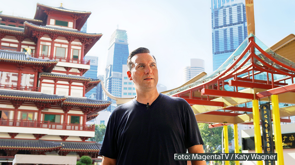 In der neuen Ausgabe des MagentaTV-Originals „Herr Raue reist! So schmeckt die Welt“ verschlägt es Tim Raue nach Singapur. Dort lernt er auf ganz persönliche Art und Weise die kulinarische Tradition des südostasiatischen Stadtstaates kennen. (Foto: MagentaTV/Katy Wagner)