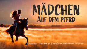 Die Techno-Version eines Kinosongs aus dem Jahr 2014 prägt in diesem Sommer den Soundtrack vieler Musikhörerinnen und Hörer. GfK Entertainment gab nun bekannt: Der Sommerhit des Jahres 2023 ist „Mädchen auf dem Pferd“ von Luca-Dante Spadafora, Niklas Dee und Octavian. (Screenshot: Luca-Dante Spadafora x Niklas Dee x Octavian)