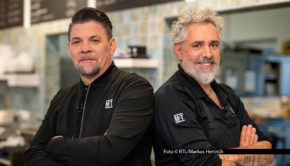 Am 11. Januar öffnet der Vox-Lieferservice wieder seine Pforten. Die Spitzenköche Tim Mälzer und Roland Trettl müssen nicht genau benannte Wünsche von anonymen Bestellern erfüllen. Schauplatz von „Mälzer und Trettl liefern ab!“ ist ein Bistro in Eckernförde an der Ostsee. Foto © RTL/Markus Hertrich