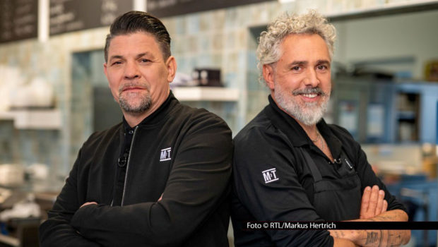 Am 11. Januar öffnet der Vox-Lieferservice wieder seine Pforten. Die Spitzenköche Tim Mälzer und Roland Trettl müssen nicht genau benannte Wünsche von anonymen Bestellern erfüllen. Schauplatz von „Mälzer und Trettl liefern ab!“ ist ein Bistro in Eckernförde an der Ostsee. Foto © RTL/Markus Hertrich