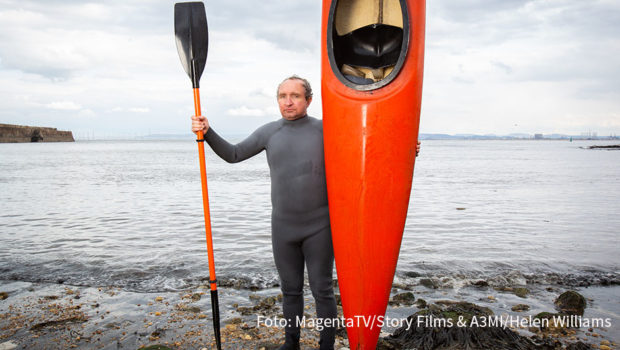 Totgeglaubte leben doch noch: John Darwin ging als „Kanu-Mann“ in die Kriminalgeschichte ein. Er stellte sich tot und ließ seine Frau die Versicherungsprämie kassieren. MagentaTV zeigt nun die Verfilmung dieses spektakulären Falles unter dem Titel „The Thief, His Wife and the Canoe“ exklusiv. (Foto: MagentaTV/Story Films & A3MI/Helen Williams)