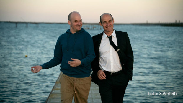 Ab dem heutigen 15. Dezember ist die französische Komödie „Glück auf einer Skala von 1 bis 10“ exklusiv bei MagentaTV zum Streamen erhältlich. Regie führten Alexandre Jollien und Bernard Campan, die auch die beiden Hauptrollen diesem Roadmovie der besonderen Art übernehmen. (Foto: X Verleih)