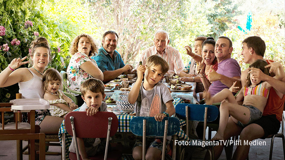 Für ihren Film „Alcarràs – Die letzte Ernte“ erhielt die spanische Regisseurin Carla Simón im Berlinale-Wettbewerb 2022 den Goldenen Bären. Jetzt ist ihre bewegende Familiengeschichte exklusiv bei MagentaTV zu sehen. (Foto: MagentaTV/Piffl Medien)