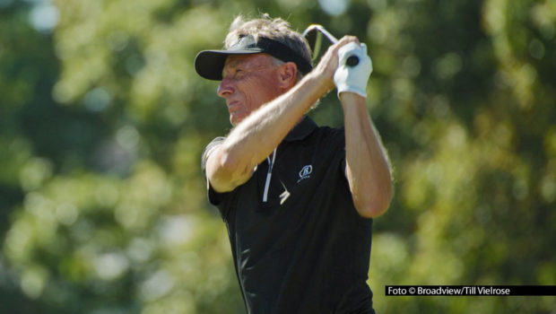 Golfprofi Bernhard Langer ist einer der beliebtesten deutschen Sportstars und hat weltweit Erfolge gefeiert. Auch mit 67 ist er noch aktiv. Filmemacher Michael Wech hat ihn ein Jahr lang begleitet und einen Dokumentarfilm erstellt, der am 25. September exklusiv bei MagentaTV startet. Foto © Broadview/Till Vielrose