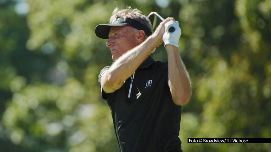 Golfprofi Bernhard Langer ist einer der beliebtesten deutschen Sportstars und hat weltweit Erfolge gefeiert. Auch mit 67 ist er noch aktiv. Filmemacher Michael Wech hat ihn ein Jahr lang begleitet und einen Dokumentarfilm erstellt, der am 25. September exklusiv bei MagentaTV startet. Foto © Broadview/Till Vielrose