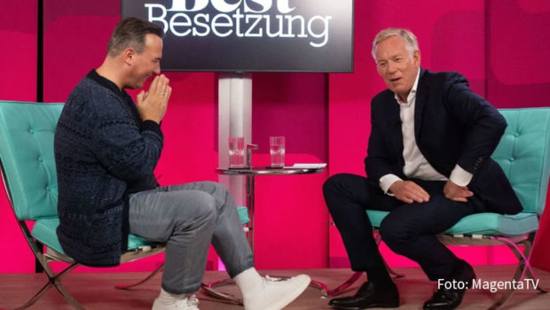 Tim Raue gehört zu den „50 Best Chefs of the World“. Nun ist er zu Gast in Johannes B. Kerners „Bestbesetzung“ im Angebot von MagentaTV. Darin gibt der Starkoch unverfälschte und ungeschönte Einblicke in seine schwierige Kindheit und Jugend in Berlin. (Foto: MagentaTV)