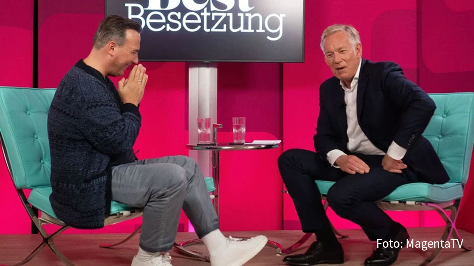 Tim Raue gehört zu den „50 Best Chefs of the World“. Nun ist er zu Gast in Johannes B. Kerners „Bestbesetzung“ im Angebot von MagentaTV. Darin gibt der Starkoch unverfälschte und ungeschönte Einblicke in seine schwierige Kindheit und Jugend in Berlin. (Foto: MagentaTV)