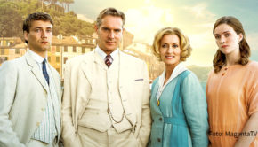 Heute startet die britische Dramaserie „Hotel Portofino“ in Deutschland exklusiv bei MagentaTV. Die sechsteilige Serie spielt im Italien der goldenen 20er und zeigt eindrucksvoll, welche Spannungen die 100 Jahre zurückliegende Ära prägten. (Foto: MagentaTV)