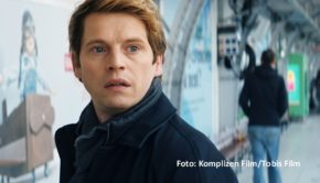 Der Spielfilm „Meinen Hass bekommt ihr nicht“ des deutschen Regisseurs Kilian Riedhof erzählt die Geschichte des Journalisten Antoine Leiris, dessen Frau Opfer des Terroranschlags auf den Pariser Konzertsaal Bataclan wurde. MagentaTV zeigt das preisgekrönte Drama ab dem 1. September. (Foto: Komplizen Film/Tobis Film)