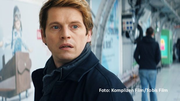 Der Spielfilm „Meinen Hass bekommt ihr nicht“ des deutschen Regisseurs Kilian Riedhof erzählt die Geschichte des Journalisten Antoine Leiris, dessen Frau Opfer des Terroranschlags auf den Pariser Konzertsaal Bataclan wurde. MagentaTV zeigt das preisgekrönte Drama ab dem 1. September. (Foto: Komplizen Film/Tobis Film)