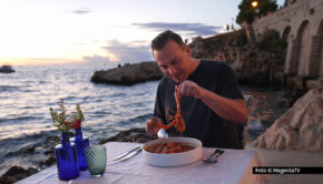 Ab sofort ist das Staffelfinale der vierten Staffel von „Herr Raue reist! So schmeckt die Welt“ exklusiv bei MagentaTV verfügbar. In der neuen Folge entdeckt Tim Raue die kulinarischen Highlights der kroatischen Küstenstadt Rovinj, die von Austern über Scampi bis Trüffel reichen.