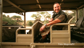 Das MagentaTV Original „Herr Raue reist! So schmeckt die Welt“ ist zurück. Zum Auftakt der vierten Staffel entdeckt Zwei-Sterne-Koch Tim Raue Namibia – von einer atemberaubenden Safari bis hin zu authentischen Geschmäckern aus der ganz eigenen Küche des südwestafrikanischen Landes. (Foto: MagentaTV)