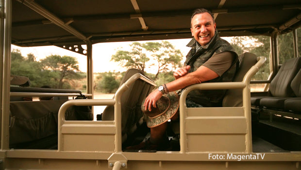 Das MagentaTV Original „Herr Raue reist! So schmeckt die Welt“ ist zurück. Zum Auftakt der vierten Staffel entdeckt Zwei-Sterne-Koch Tim Raue Namibia – von einer atemberaubenden Safari bis hin zu authentischen Geschmäckern aus der ganz eigenen Küche des südwestafrikanischen Landes. (Foto: MagentaTV)