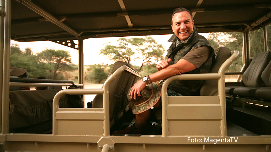 Das MagentaTV Original „Herr Raue reist! So schmeckt die Welt“ ist zurück. Zum Auftakt der vierten Staffel entdeckt Zwei-Sterne-Koch Tim Raue Namibia – von einer atemberaubenden Safari bis hin zu authentischen Geschmäckern aus der ganz eigenen Küche des südwestafrikanischen Landes. (Foto: MagentaTV)
