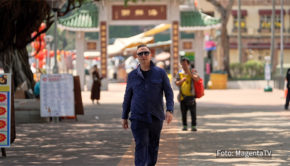 Auch 2025 ist Zwei-Sterne-Koch Tim Raue auf kulinarischer Entdeckungstour für MagentaTV unterwegs. Seine erste Reise im neuen Jahr führt ihn nach Hongkong. Dort lernt er nicht nur in die Spitzengastronomie der Metropole kennen, sondern entdeckt auch wahre Streetfood-Highlights. (Foto: MagentaTV)