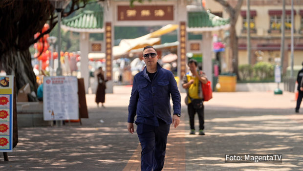 Auch 2025 ist Zwei-Sterne-Koch Tim Raue auf kulinarischer Entdeckungstour für MagentaTV unterwegs. Seine erste Reise im neuen Jahr führt ihn nach Hongkong. Dort lernt er nicht nur in die Spitzengastronomie der Metropole kennen, sondern entdeckt auch wahre Streetfood-Highlights. (Foto: MagentaTV)