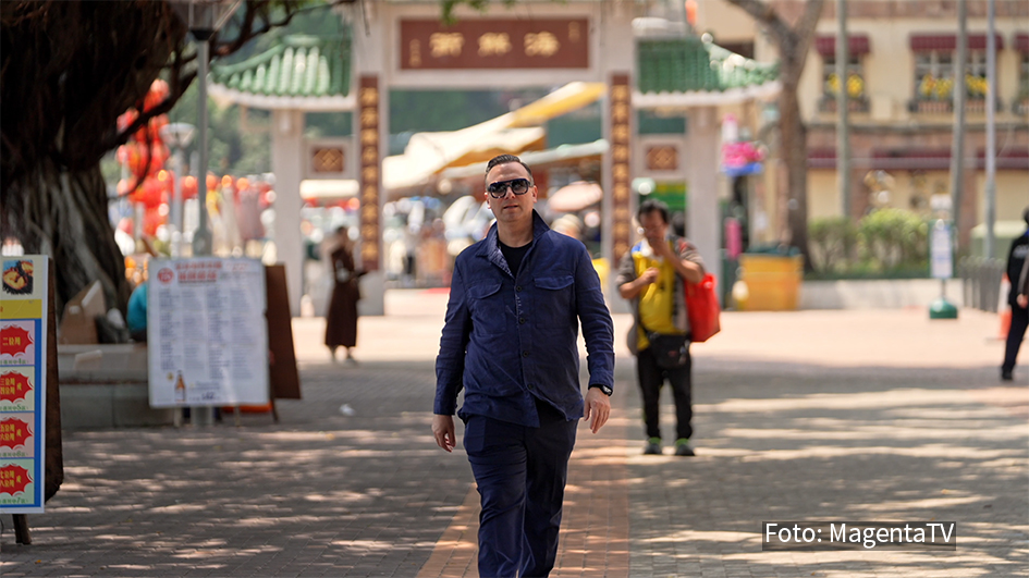 Auch 2025 ist Zwei-Sterne-Koch Tim Raue auf kulinarischer Entdeckungstour für MagentaTV unterwegs. Seine erste Reise im neuen Jahr führt ihn nach Hongkong. Dort lernt er nicht nur in die Spitzengastronomie der Metropole kennen, sondern entdeckt auch wahre Streetfood-Highlights. (Foto: MagentaTV)