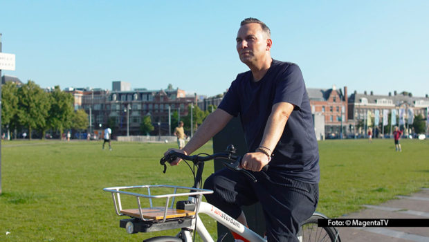 Ab sofort gibt es bei MagentaTV eine neue Ausgabe von „Herr Raue reist! So schmeckt die Welt“. Diesmal geht es für Spitzenkoch Tim Raue auf eine Reise durch Amsterdam. Dazu gibt’s u.a. eine Fahrradtour und eine kulinarische Grachtenfahrt. Foto © MagentaTV