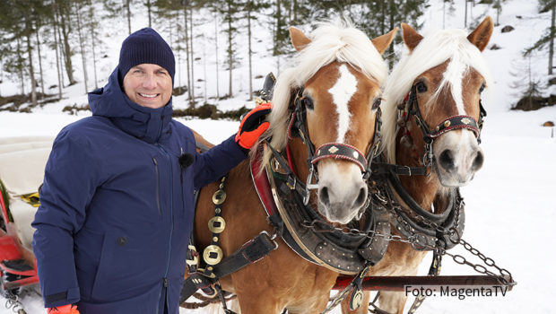 Weihnachten naht, und Tim Raue hat sich für sein MagentaTV-Original „Herr Raue reist! So schmeckt die Welt“ auf den Weg in die winterliche Steiermark gemacht. Dort suchte er nach Inspirationen für sein persönliches Festtagsmenü – und wurde fündig. (Foto: MagentaTV)