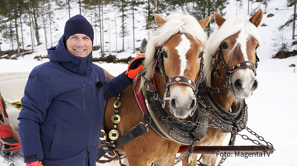 Weihnachten naht, und Tim Raue hat sich für sein MagentaTV-Original „Herr Raue reist! So schmeckt die Welt“ auf den Weg in die winterliche Steiermark gemacht. Dort suchte er nach Inspirationen für sein persönliches Festtagsmenü – und wurde fündig. (Foto: MagentaTV)