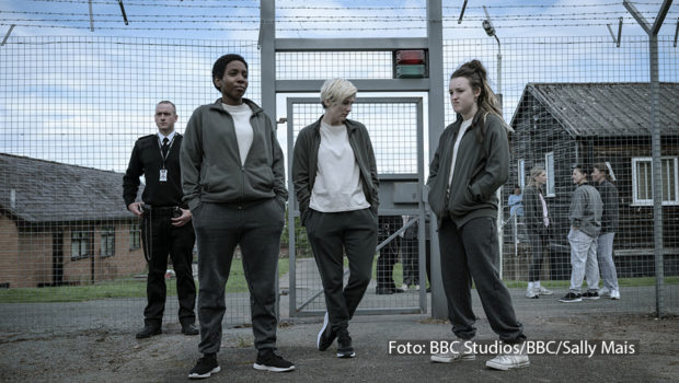 Ab dem 2. April kehrt bei MagentaTV die britische Dramaserie „Time“ zurück. In der zweiten Staffel dreht sich alles um die tragischen Geschichten dreier ungleicher Frauen, die im Gefängnis sitzen. In den Hauptrollen sind Tamara Lawrance, „Doctor Who“-Star Jodie Whittaker und Bella Ramsey zu sehen. (Foto: BBC Studios/BBC/Sally Mais)