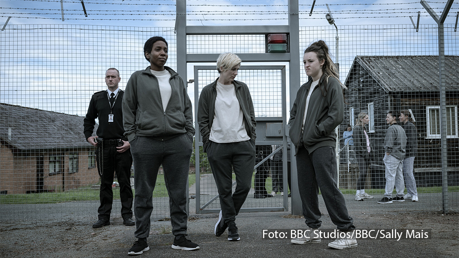Ab dem 2. April kehrt bei MagentaTV die britische Dramaserie „Time“ zurück. In der zweiten Staffel dreht sich alles um die tragischen Geschichten dreier ungleicher Frauen, die im Gefängnis sitzen. In den Hauptrollen sind Tamara Lawrance, „Doctor Who“-Star Jodie Whittaker und Bella Ramsey zu sehen. (Foto: BBC Studios/BBC/Sally Mais)