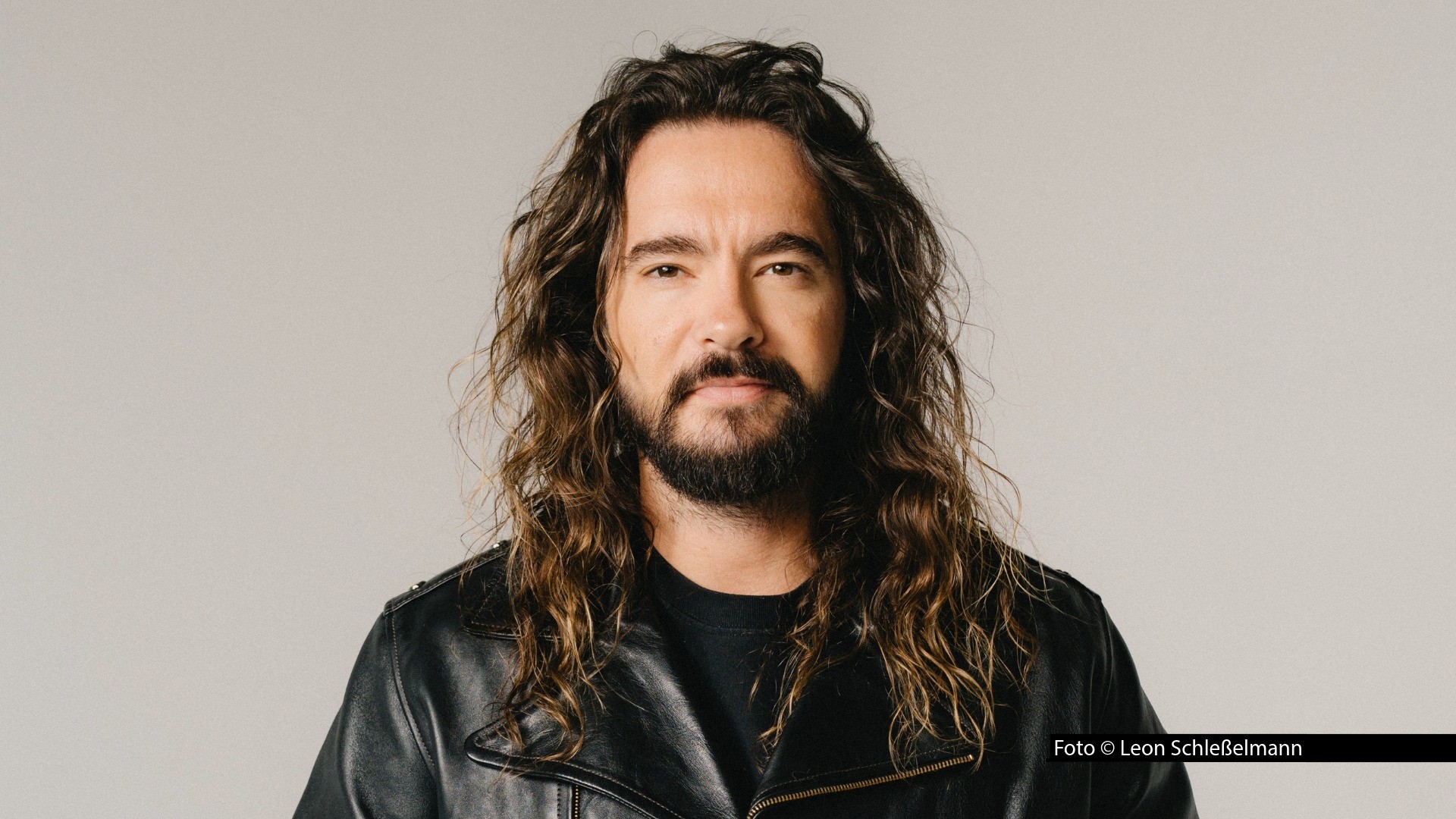Im prominent besetzten Team von MagentaTV zur Fußball-WM 2026 ist auch Tokio Hotel-Musiker Tom Kaulitz als „Fan-Experte“ vertreten. Als erstes Spiel begleitet er in der Nacht zum 13. Juni die Partie zwischen den USA und Paraguay in seiner Wahlheimat Los Angeles. Foto © Leon Schleßelmann