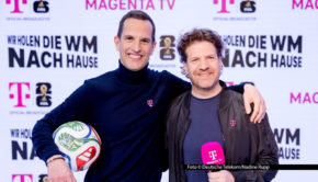 Mit der Telekom sind Deutschland-Chef Rodrigo Diehl und TV-Chef Armin Butzen in diesem Sommer bei der Fußball-Weltmeisterschaft am Ball. Zu den zahlreichen Exklusiv-Spielen, die bei MagentaTV gezeigt werden, zählen auch alle Vorrundenpartien der türkischen Nationalmannschaft. (Foto © Deutsche Telekom/Nadine Rupp)
