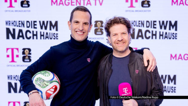 Mit der Telekom sind Deutschland-Chef Rodrigo Diehl und TV-Chef Armin Butzen in diesem Sommer bei der Fußball-Weltmeisterschaft am Ball. Zu den zahlreichen Exklusiv-Spielen, die bei MagentaTV gezeigt werden, zählen auch alle Vorrundenpartien der türkischen Nationalmannschaft. (Foto © Deutsche Telekom/Nadine Rupp)